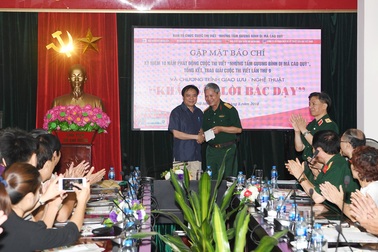 Trao giải cuộc thi viết “Những tấm gương bình dị mà cao quý”