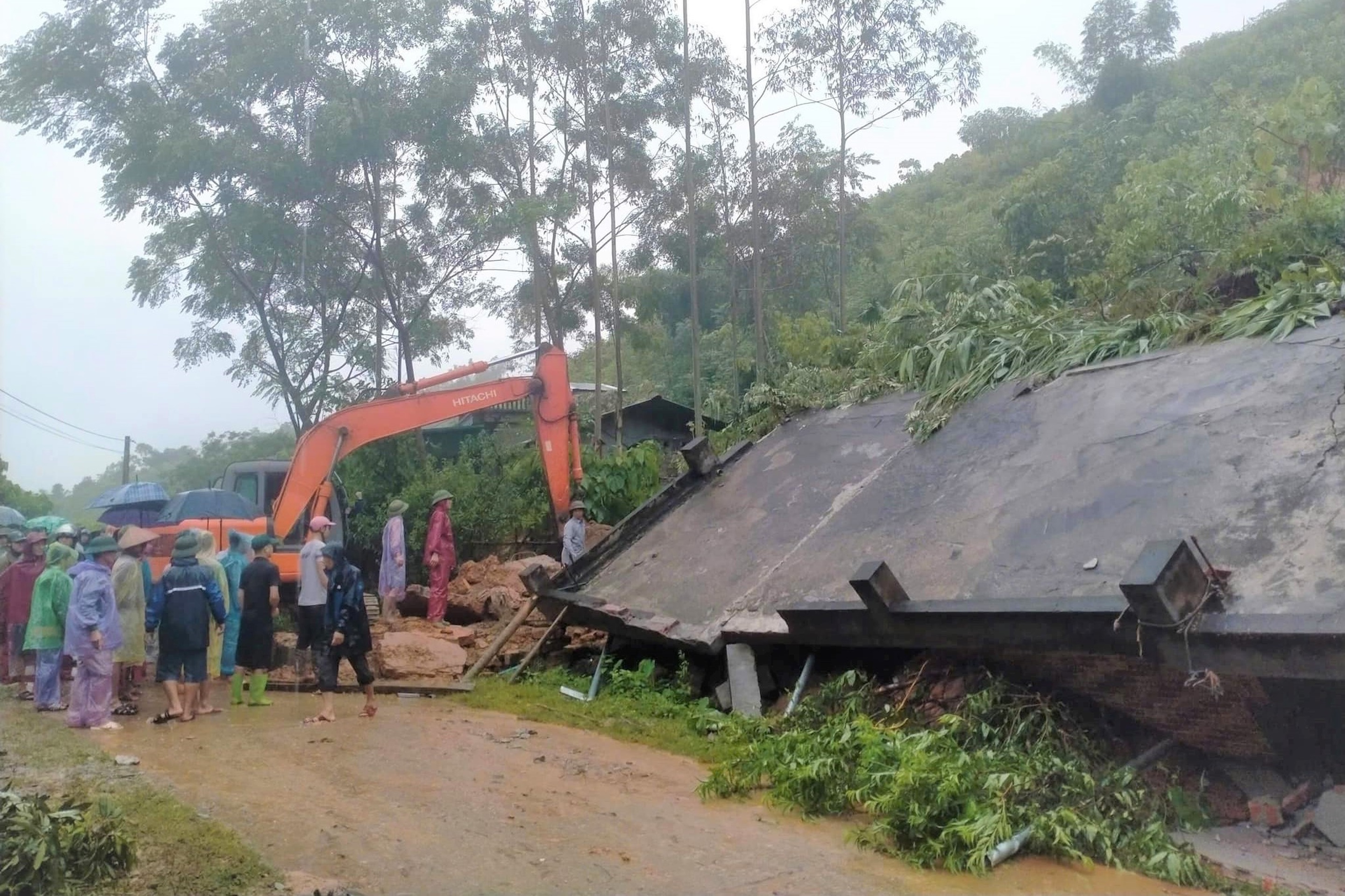 Vụ sạt lở sập nhà 4 người chết ở Hòa Bình: Các nạn nhân không kịp trở tay - 1 Vụ sạt lở sập nhà 4 người chết ở Hòa Bình: Các nạn nhân không kịp trở tay - 1