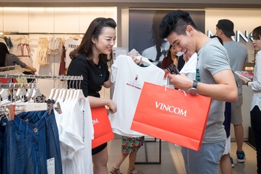 Gần 2.000 gian hàng ngập tràn ưu đãi trong dịp Vincom Black Friday 2017