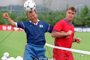 Báo Hàn Quốc tung chùm ảnh độc về thầy Park trước trận chiến lịch sử