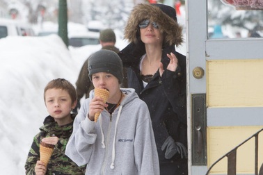 Angelina Jolie và các con dạo phố vào dịp nghỉ lễ