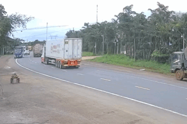 Ô tô 7 chỗ bất ngờ lao sang làn ngược chiều, "hạ gục" xe tải