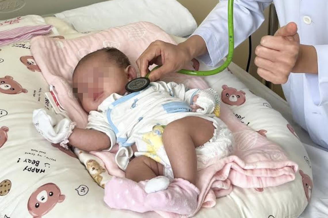Kỳ lạ bé gái mới sinh đã đảo ngược hoàn toàn phủ tạng, tim nằm bên phải - 1