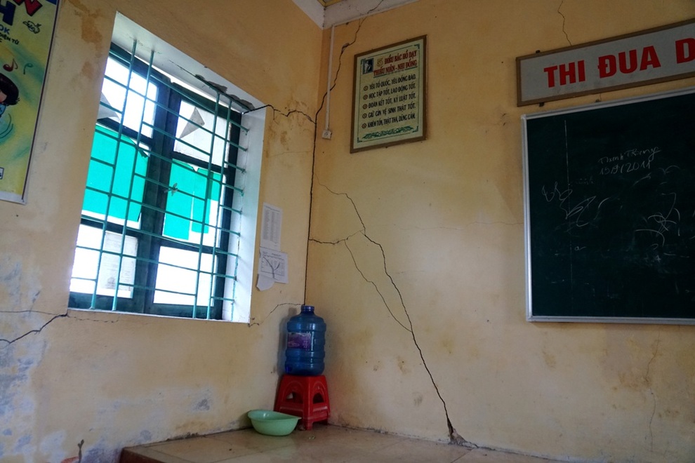 Phòng học xuống cấp, thầy và trò thấp thỏm lo âu trước năm học mới - 2 Phòng học xuống cấp, thầy và trò thấp thỏm lo âu trước năm học mới - 2
