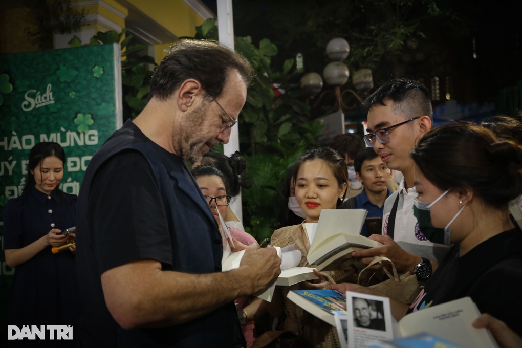 Marc Levy giao lưu tại TPHCM: Nếu chỉ còn 7 ngày trên đời, tôi sẽ... - 11 Marc Levy giao lưu tại TPHCM: Nếu chỉ còn 7 ngày trên đời, tôi sẽ... - 11