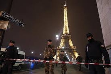 Tháp Eiffel bị dọa đánh bom 