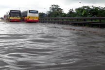 Hà Nội mưa lớn nhấn chìm nhiều tuyến đường