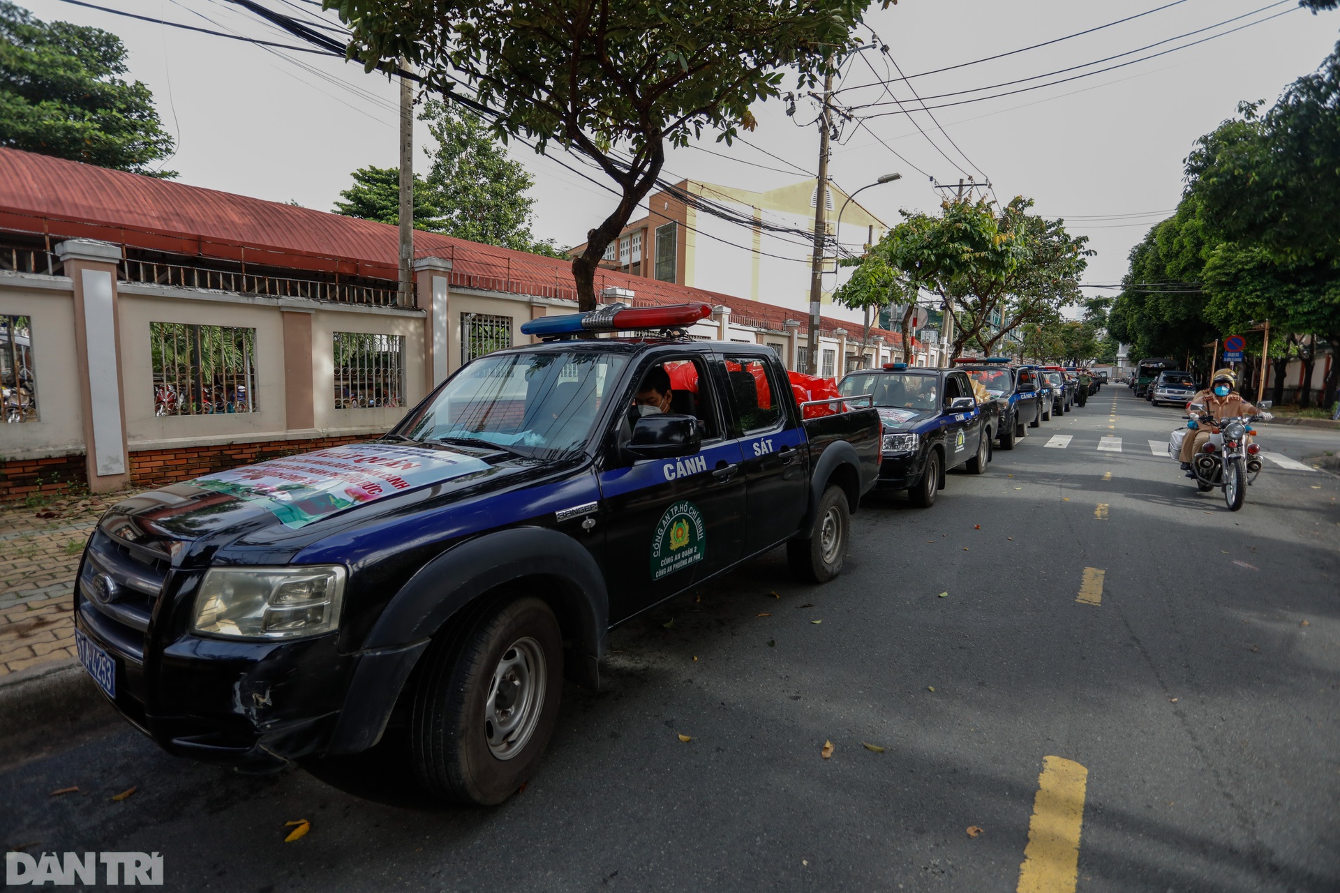 Công an TPHCM trao 6.500 phần quà cho người dân vùng dịch - 4 Công an TPHCM trao 6.500 phần quà cho người dân vùng dịch - 4