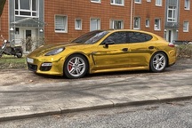 Xe mạ vàng bị tạm giữ vì gây chói mắt người đi đường