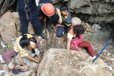 Cảnh khốn cùng của 2 mẹ con bị đá tảng lăn từ trên núi đè