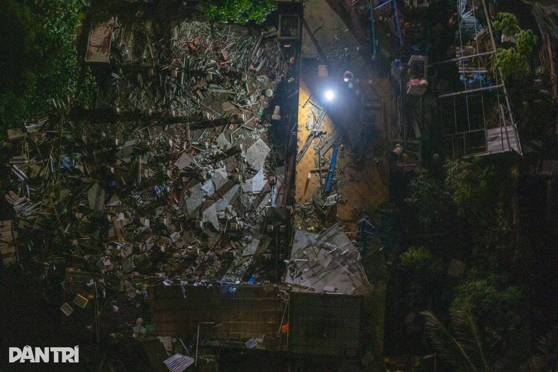 Nhiều nhà ven sông ở miền Tây bị nhấn chìm do sạt lở - 6 Nhiều nhà ven sông ở miền Tây bị nhấn chìm do sạt lở - 6