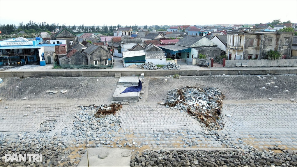 Tuyến kè bảo vệ 1.200 hộ dân lại sạt lở, xã huy động hơn 200 người gia cố - 2