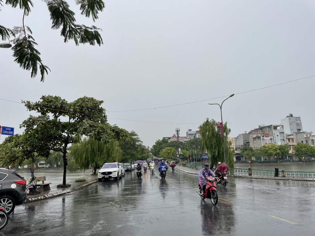 Ảnh hưởng bão số 2, Hải Phòng bắt đầu mưa, Quảng Ninh dừng nhiều cuộc họp - 1 Ảnh hưởng bão số 2, Hải Phòng bắt đầu mưa, Quảng Ninh dừng nhiều cuộc họp - 1
