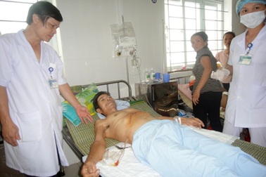 Hoảng hốt phát hiện 3 thanh kim loại trong ổ bụng nam thanh niên 