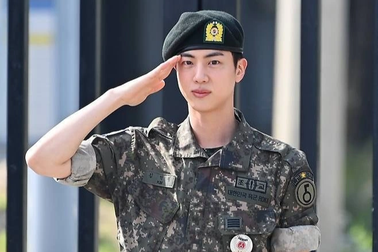 Khoảnh khắc đoàn tụ của BTS trong ngày Jin xuất ngũ gây sốt