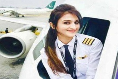 Nữ phi công Pakistan bất ngờ nổi tiếng vì xinh đẹp