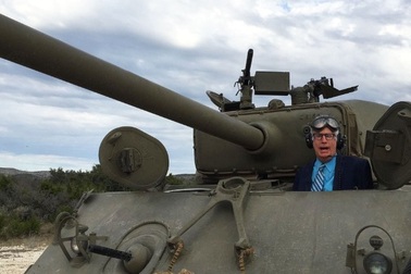 Bảo tàng kỳ lạ cho phép du khách tự lái xe tăng và bắn đạn thật