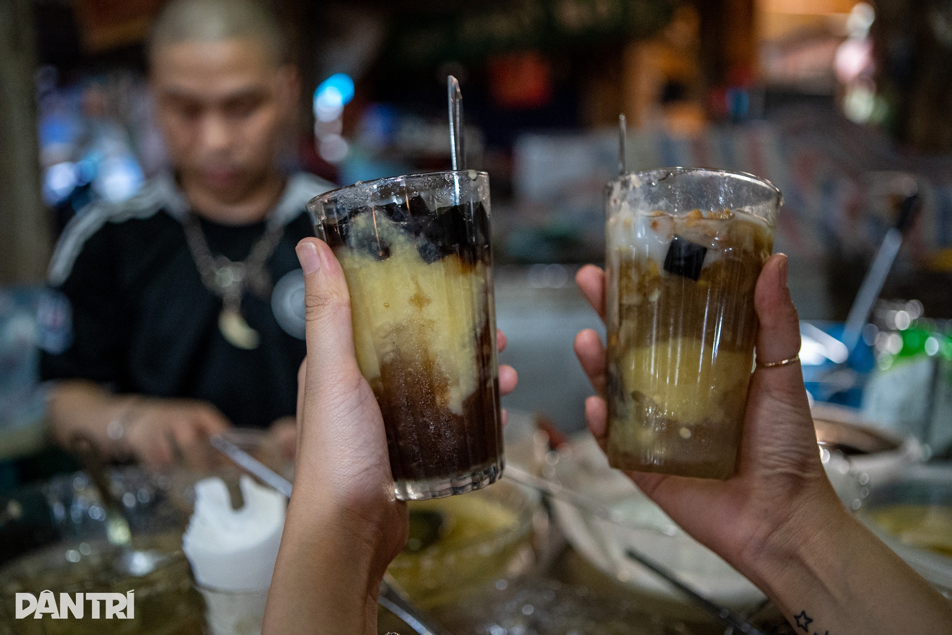 Quán chè Nguyệt thảo mai ăn trốn người yêu bỗng sốt trở lại sau 22 năm - 11 Quán chè Nguyệt thảo mai ăn trốn người yêu bỗng sốt trở lại sau 22 năm - 11