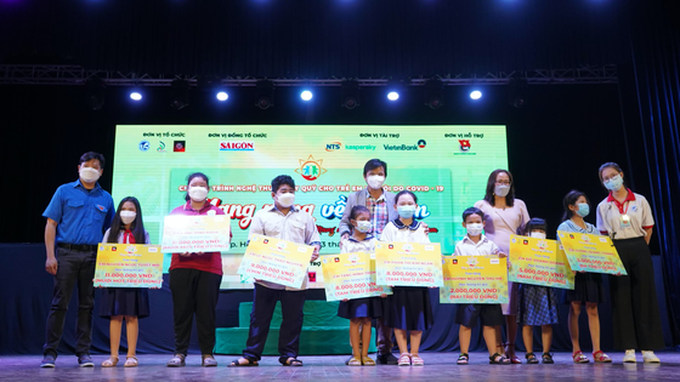 Ban tổ chức trao các suất học bổng cho các em.