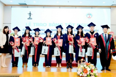 NEU trao bằng tốt nghiệp cho khóa đầu tiên tích hợp chứng chỉ quốc tế ICAEW CFAB