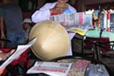 Bán sách, báo dạo được cấp thẻ hành nghề