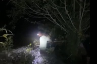 15 phút vật lộn cứu người đàn ông bị lũ cuốn trôi trong đêm