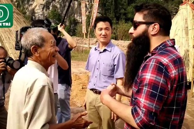 Đạo diễn Jordan Vogt-Roberts trò chuyện cùng "Tộc trưởng thổ dân", vui vẻ chụp ảnh lưu niệm cùng mọi người.