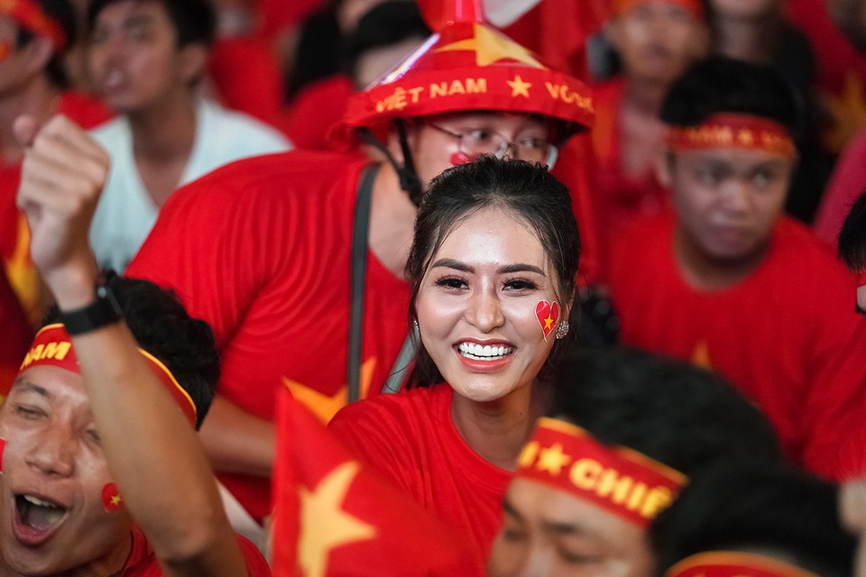 Hoa hậu Di Khả Hân cùng hàng triệu trái tim hướng về đội tuyển Việt Nam - 5 Hoa hậu Di Khả Hân cùng hàng triệu trái tim hướng về đội tuyển Việt Nam - 5