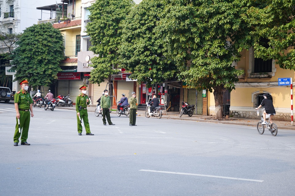 Công an tuýt còi người đạp xe quanh hồ Gươm - 6