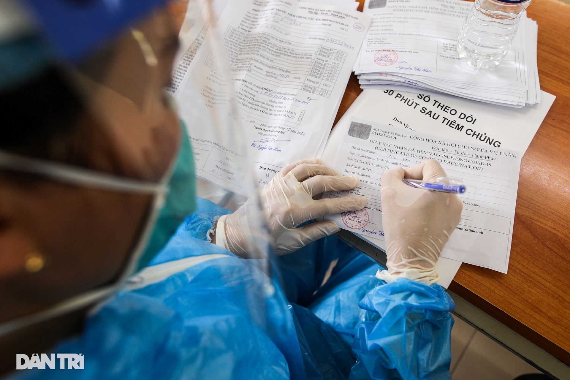 Những mũi vắc xin Vero Cell đầu tiên được tiêm cho người dân Hà Nội - 11 Những mũi vắc xin Vero Cell đầu tiên được tiêm cho người dân Hà Nội - 11