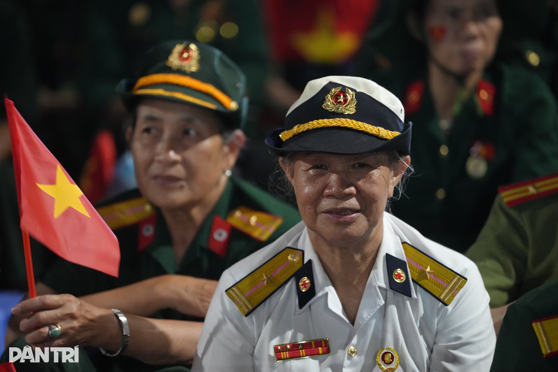 Hàng nghìn cựu chiến binh, đội mưa, thức xuyên đêm chờ đón đoàn diễu binh - 7 Hàng nghìn cựu chiến binh, đội mưa, thức xuyên đêm chờ đón đoàn diễu binh - 7