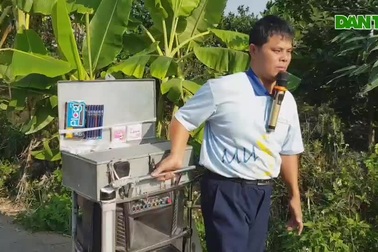 Cha mù hát rong, mong kiếm tiền chữa bệnh cho con gái