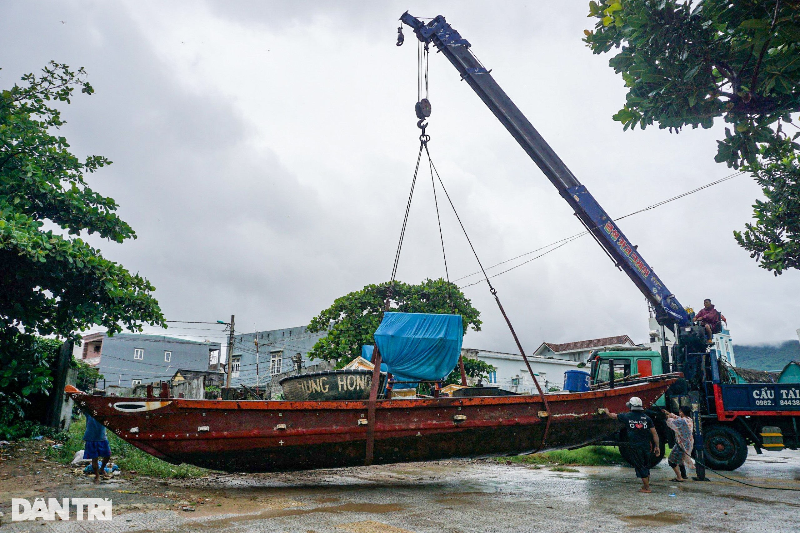 Xe cẩu chạy mệt nghỉ đưa tàu thuyền lên bờ tránh áp thấp nhiệt đới - 4