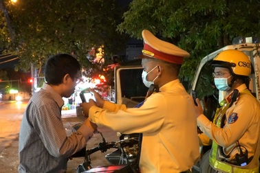 Hà Nội: Hàng loạt "ma men" bị tóm gọn sau lệnh nới lỏng nhà hàng, quán ăn