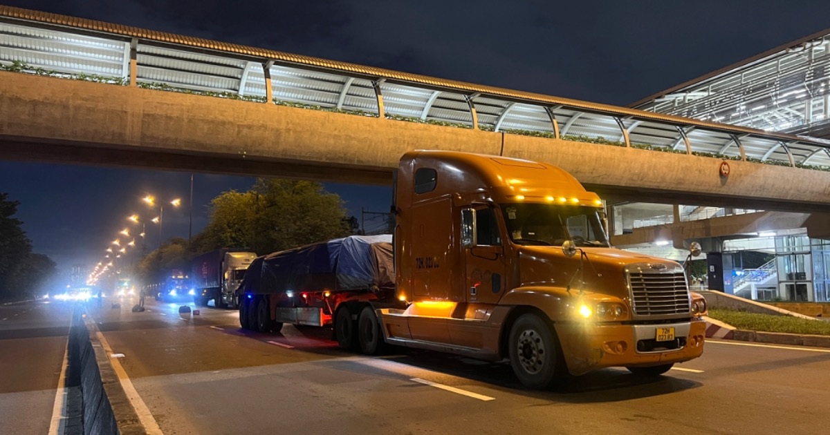 Thanh niên rơi từ cầu bộ hành ga metro, lọt xuống gầm xe đầu kéo ở TPHCM
