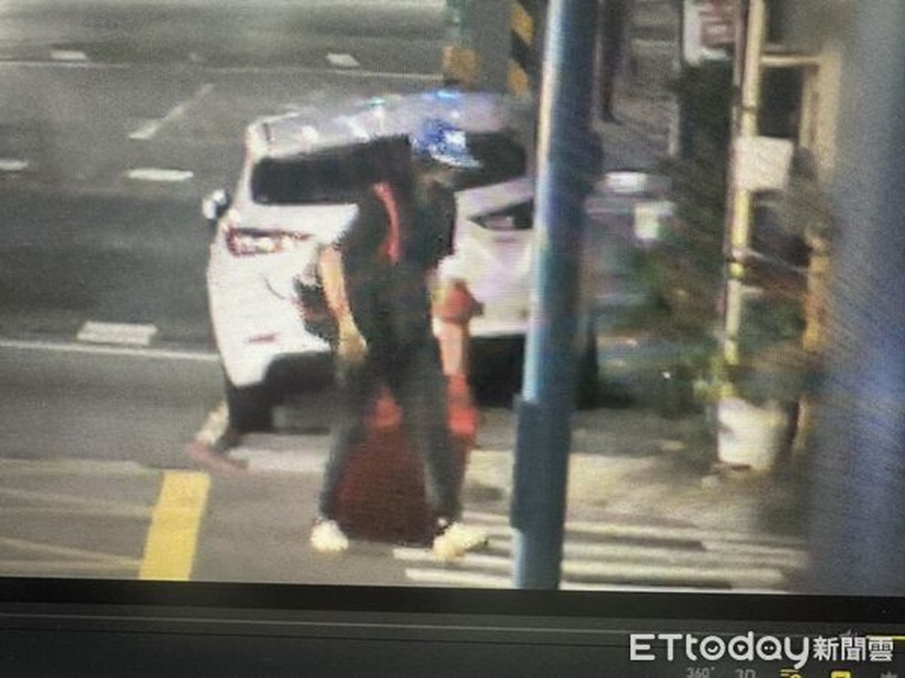 Chiếc vali màu đỏ đặt cạnh rãnh thoát nước chứa bí mật gây chấn động - 2