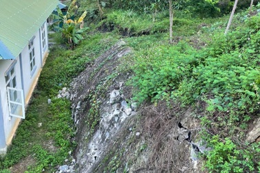 Đồi nứt toác kéo dài 400m, Thanh Hóa sơ tán khẩn cấp 21 hộ dân