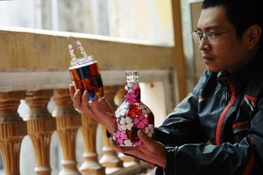 Nghề độc: “Phù phép” chai lọ phế liệu kiếm hàng chục triệu mỗi tháng