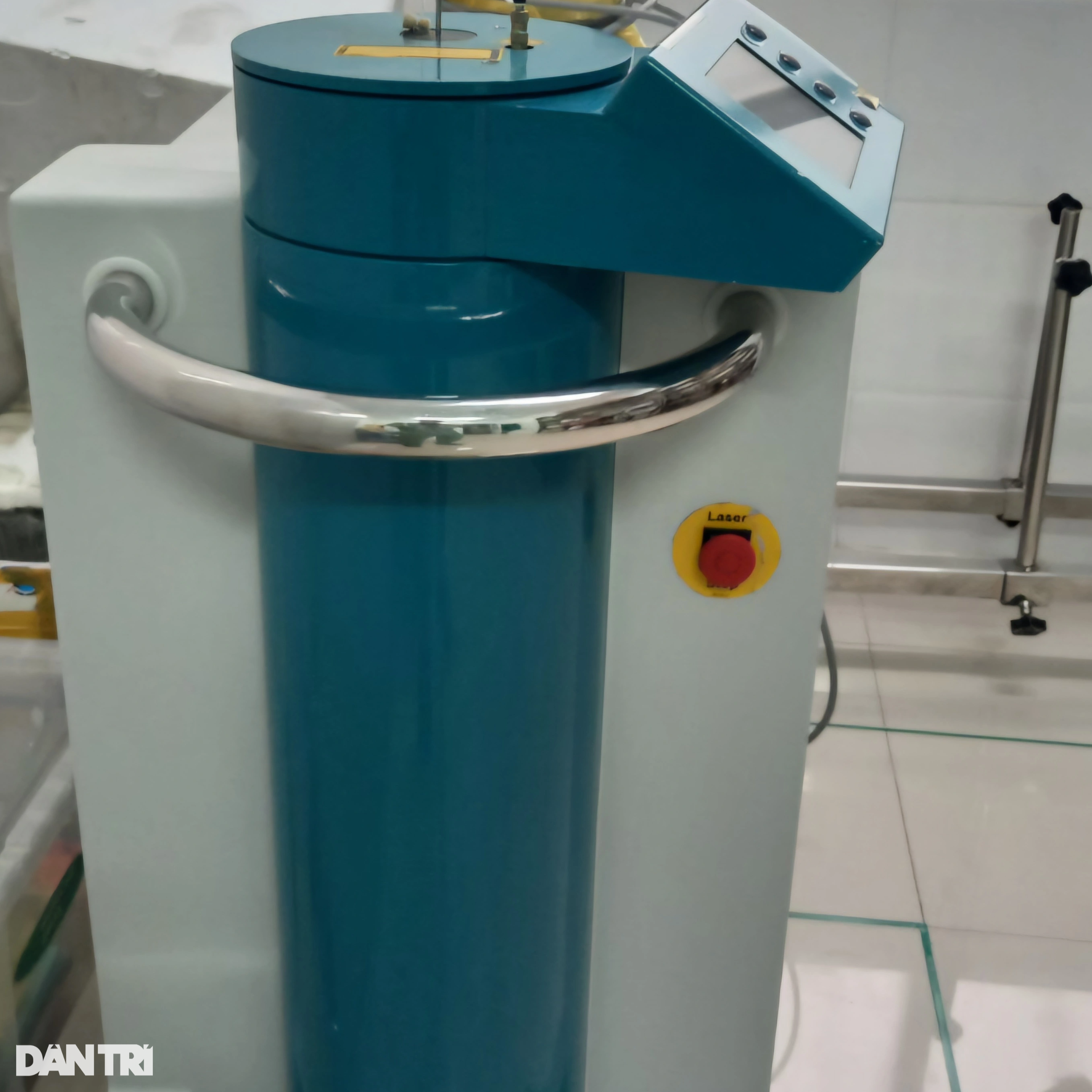 Bệnh nhân chờ đợi, bác sĩ tăng ca vì bệnh viện thiếu thiết bị - 3 Bệnh nhân chờ đợi, bác sĩ tăng ca vì bệnh viện thiếu thiết bị - 3