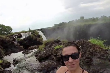 “Hồ bơi quỷ dữ” nằm cheo leo trên đỉnh thác kỳ vỹ