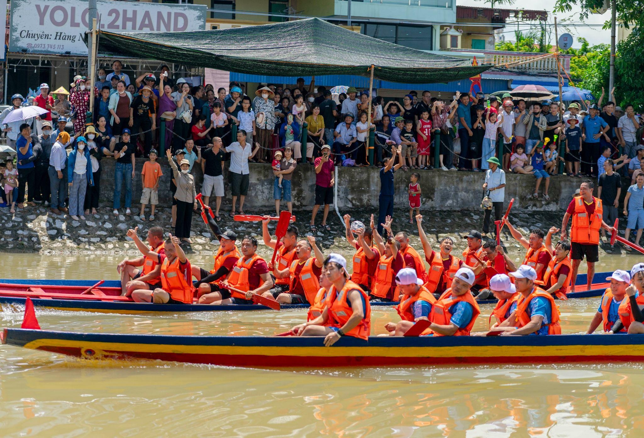 Nam Dinh: Stovky lidí oslavují státní svátek s národními a stranickými vlajkami - 9 Nam Định: Hàng trăm người xếp hình cờ Tổ quốc, cờ Đảng mừng Quốc khánh - 9