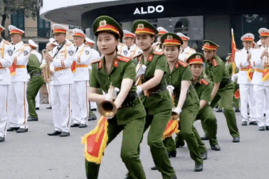 Ngắm những "bóng hồng" xinh đẹp biểu diễn Nhạc hội Cảnh sát trên phố đi bộ