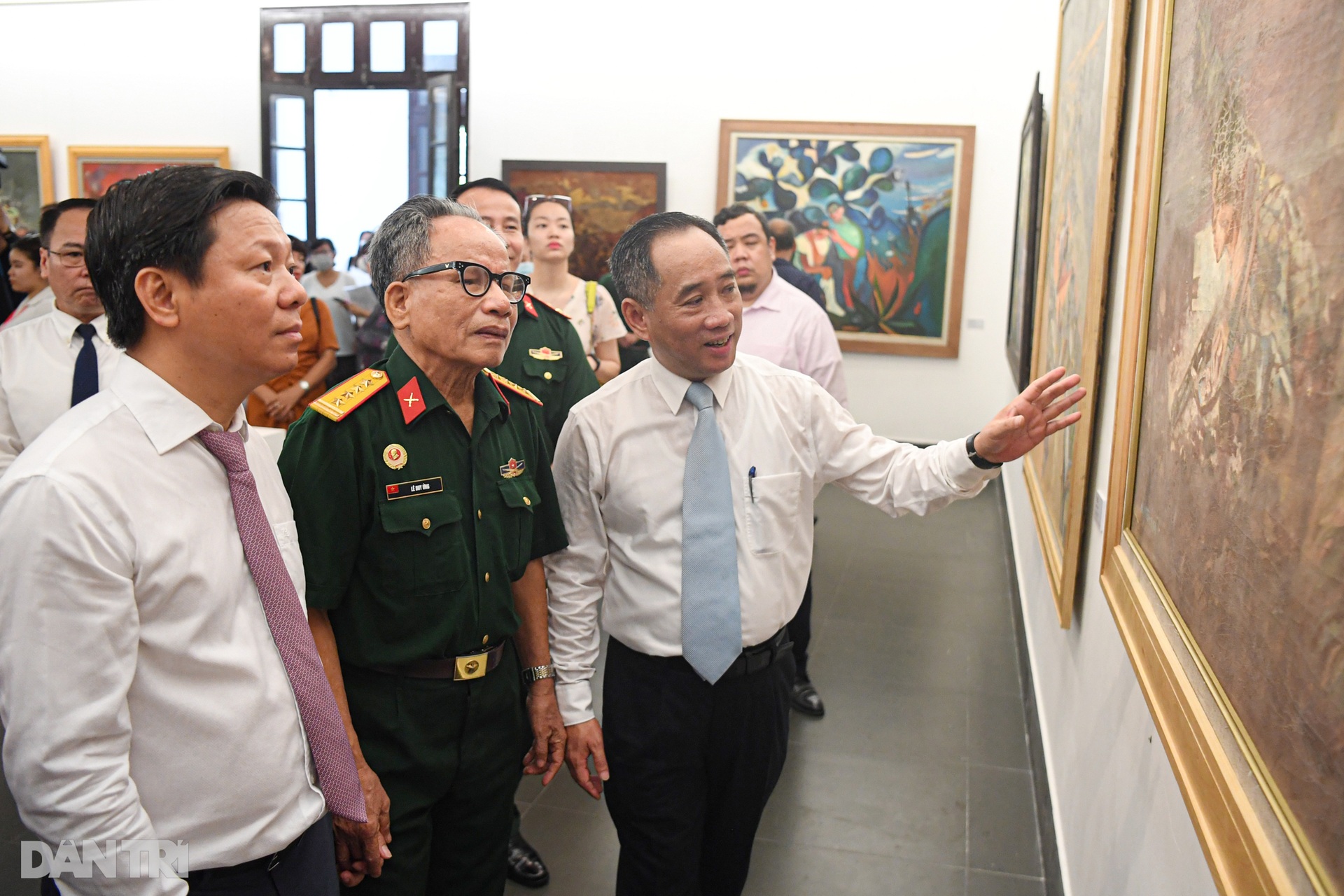 Hình tượng người lính, người mẹ VNAH qua triển lãm Còn mãi với thời gian - 1 Hình tượng người lính, người mẹ VNAH qua triển lãm Còn mãi với thời gian - 1