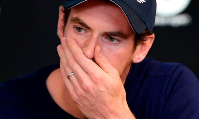 Andy Murray cố kìm nén nước mắt trong họp báo sáng 11/1. Ảnh: AFP.