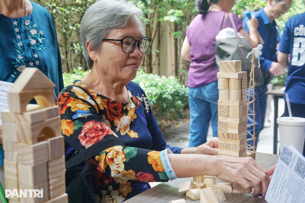 Người cao tuổi chủ động tiếp cận công nghệ để tránh bị lừa đảo trên mạng - 2