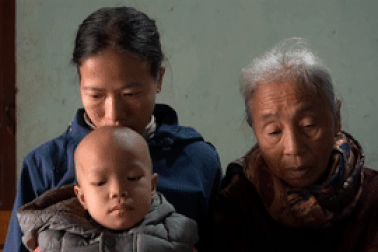 Mẹ khờ, con gái 3 tuổi mắc ung thư, gánh nặng dồn lên vai bà ngoại 70 tuổi