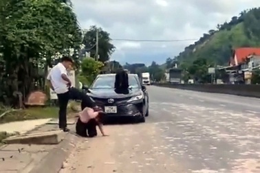 Lời khai bất ngờ vụ người đàn ông đạp vào đầu một phụ nữ đang quỳ