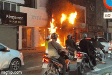 Cháy tiệm áo cưới, 3 người thoát nạn