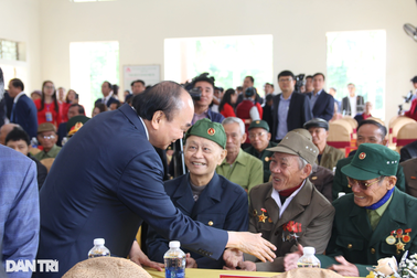 Chủ tịch nước Nguyễn Xuân Phúc dâng hương tưởng niệm nữ sĩ Hồ Xuân Hương