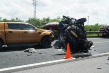 Xe limousine bẹp rúm trên cao tốc, 8 người bị thương